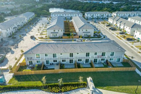 Townhouse in Homestead, Florida 3 bedrooms № 2001000 - photo 21