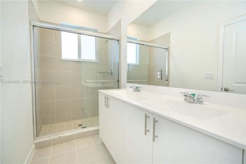 Townhouse in Homestead, Florida 3 bedrooms № 2001000 - photo 14