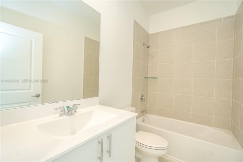 Townhouse in Homestead, Florida 3 bedrooms № 2001000 - photo 16