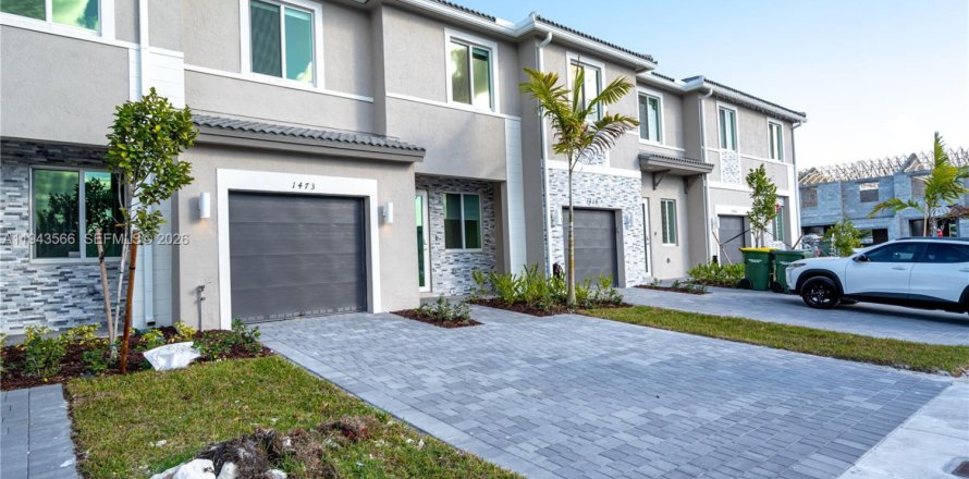 Townhouse in Homestead, Florida 3 bedrooms № 2001000