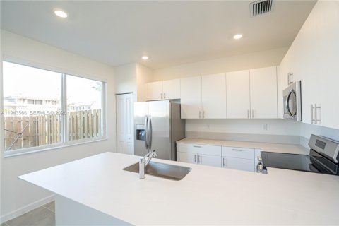 Townhouse in Homestead, Florida 3 bedrooms № 2001000 - photo 6