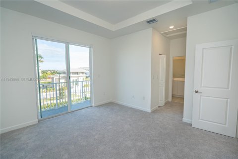 Townhouse in Homestead, Florida 3 bedrooms № 2001000 - photo 15