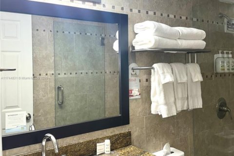 Hotel en venta en Sunny Isles Beach, Florida, 33.44 m2 № 1960126 - foto 11