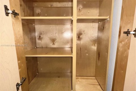 Hotel en venta en Sunny Isles Beach, Florida, 33.44 m2 № 1960126 - foto 8