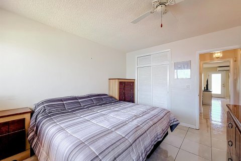 Condo in Hallandale Beach, Florida, 2 bedrooms  № 2260738 - photo 12