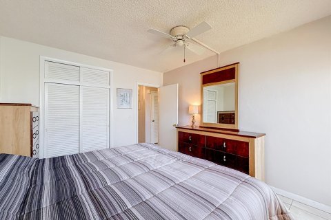 Condo in Hallandale Beach, Florida, 2 bedrooms  № 2260738 - photo 11