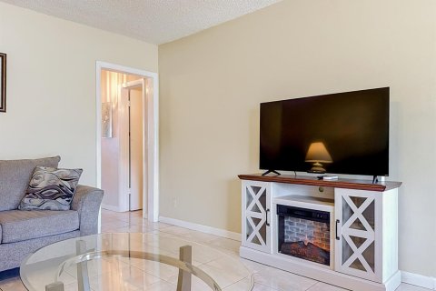 Condo in Hallandale Beach, Florida, 2 bedrooms  № 2260738 - photo 7