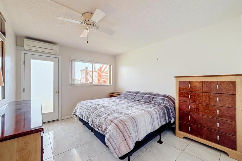 Condo in Hallandale Beach, Florida, 2 bedrooms  № 2260738 - photo 13