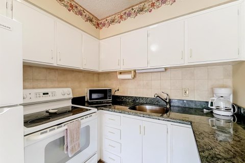 Condo in Hallandale Beach, Florida, 2 bedrooms  № 2260738 - photo 9