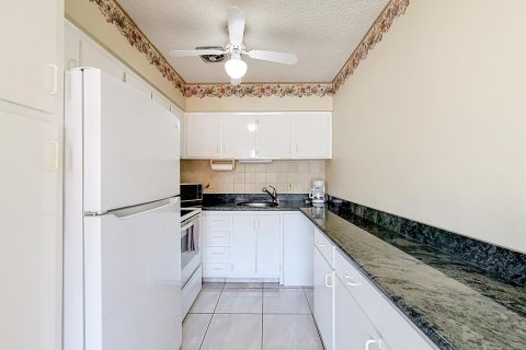 Condo in Hallandale Beach, Florida, 2 bedrooms  № 2260738 - photo 10