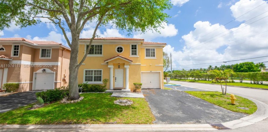 House in Plantation, Florida 3 bedrooms, 161.65 sq.m. № 2062588