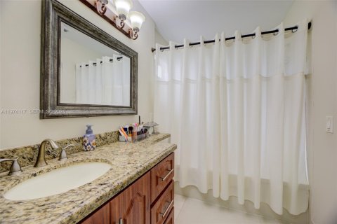 House in Plantation, Florida 3 bedrooms, 161.65 sq.m. № 2062588 - photo 28