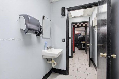 Commercial property in Miami, Florida № 2154883 - photo 19