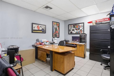 Commercial property in Miami, Florida № 2154883 - photo 18