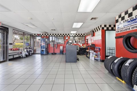 Commercial property in Miami, Florida № 2154883 - photo 17