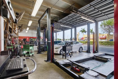 Commercial property in Miami, Florida № 2154883 - photo 14