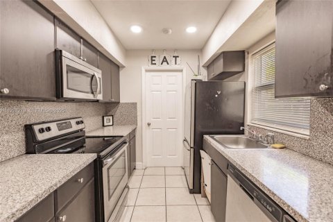 Casa en venta en Lauderhill, Florida, 4 dormitorios, 141.21 m2 № 1988327 - foto 19