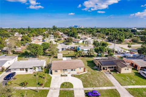 Casa en venta en Lauderhill, Florida, 4 dormitorios, 141.21 m2 № 1988327 - foto 2