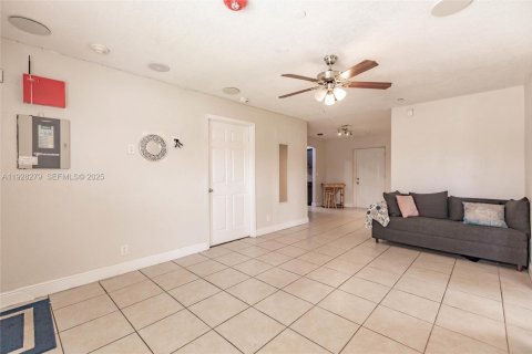 Casa en venta en Lauderhill, Florida, 4 dormitorios, 141.21 m2 № 1988327 - foto 10