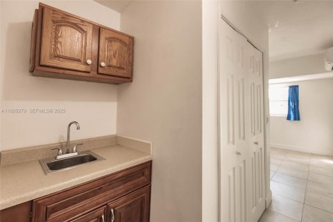 Casa en venta en Lauderhill, Florida, 4 dormitorios, 141.21 m2 № 1988327 - foto 21