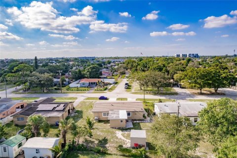 Casa en venta en Lauderhill, Florida, 4 dormitorios, 141.21 m2 № 1988327 - foto 3