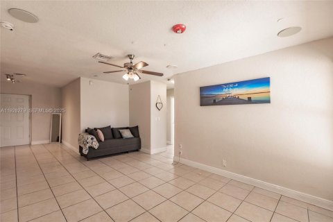 Casa en venta en Lauderhill, Florida, 4 dormitorios, 141.21 m2 № 1988327 - foto 9