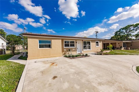 Casa en venta en Lauderhill, Florida, 4 dormitorios, 141.21 m2 № 1988327 - foto 5