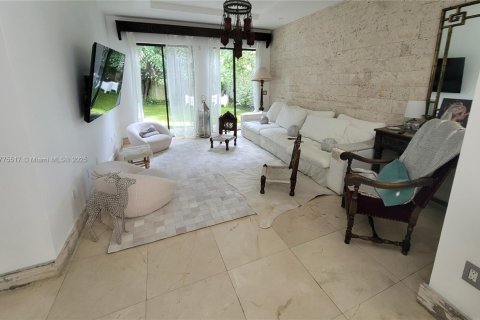 House in Miami, Florida 4 bedrooms, 355.35 sq.m. № 1693159 - photo 14