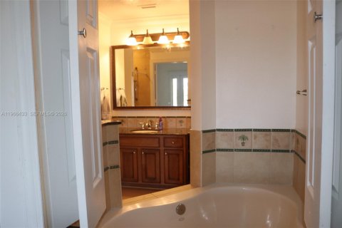 Condominio en venta en Kissimmee, Florida, 3 dormitorios № 2029063 - foto 18