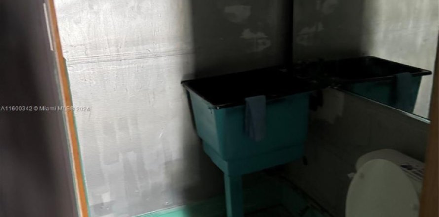 Commercial property in Miramar, Florida № 1210110