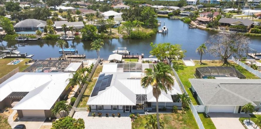 House in Nokomis, Florida 3 bedrooms, 261.43 sq.m. № 1775714