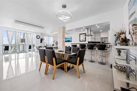 Copropriété à louer à Hollywood, Floride: 3 chambres, 178.93 m2 № 1694194 - photo 1