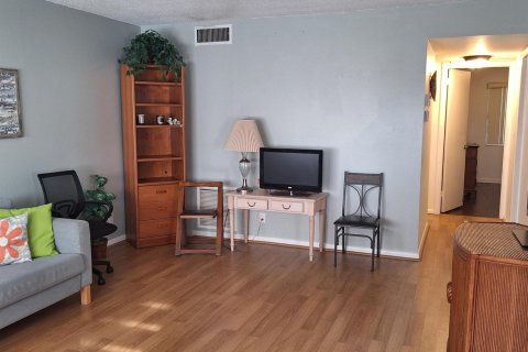Condo in West Palm Beach, Florida, 2 bedrooms № 2191847 - photo 4