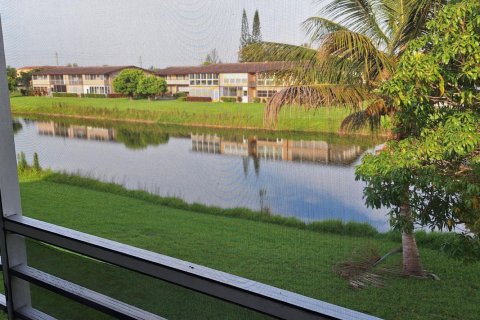 Condo in West Palm Beach, Florida, 2 bedrooms № 2191847 - photo 9