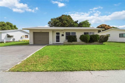 House in Tamarac, Florida 2 bedrooms, 111.3 sq.m. № 2042478