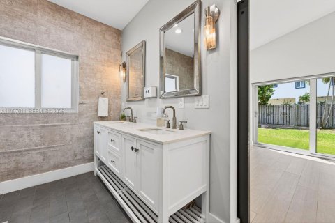 House in Fort Lauderdale, Florida 3 bedrooms, 163.79 sq.m. № 2059022 - photo 9