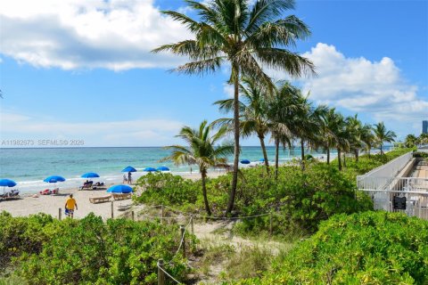Copropriété à louer à Hallandale Beach, Floride: 3 chambres, 165.37 m2 № 2243689 - photo 24