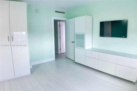 Copropriété à louer à Hallandale Beach, Floride: 3 chambres, 165.37 m2 № 2243689 - photo 12