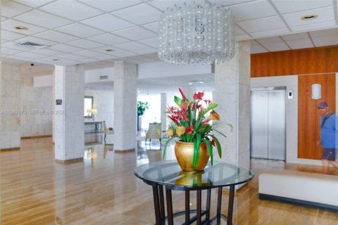 Copropriété à louer à Hallandale Beach, Floride: 3 chambres, 165.37 m2 № 2243689 - photo 20