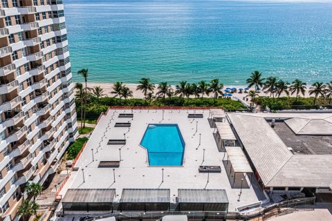 Copropriété à louer à Hallandale Beach, Floride: 3 chambres, 165.37 m2 № 2243689 - photo 19
