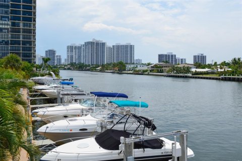 Copropriété à louer à Hallandale Beach, Floride: 3 chambres, 165.37 m2 № 2243689 - photo 23