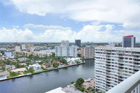 Copropriété à louer à Hallandale Beach, Floride: 3 chambres, 165.37 m2 № 2243689 - photo 4