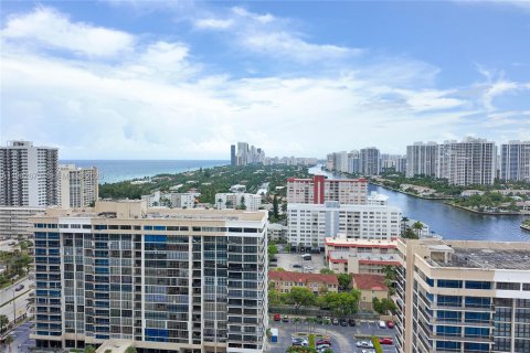 Copropriété à louer à Hallandale Beach, Floride: 3 chambres, 165.37 m2 № 2243689 - photo 2