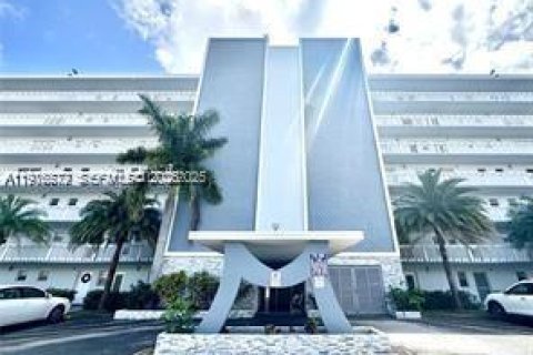 Condominio en venta en Hallandale Beach, Florida, 1 dormitorio, 78.69 m2 № 2045973 - foto 3