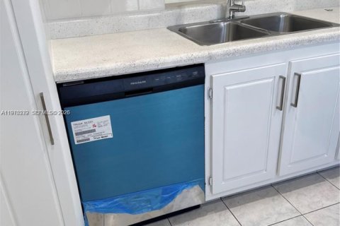 Condominio en venta en Hallandale Beach, Florida, 1 dormitorio, 78.69 m2 № 2045973 - foto 8