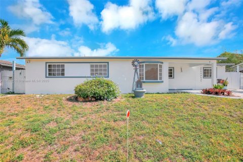 House in Hialeah, Florida 4 bedrooms, 228.26 sq.m. № 1786899 - photo 3