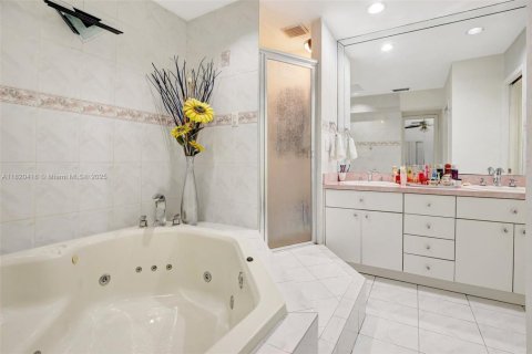 House in Hialeah, Florida 4 bedrooms, 228.26 sq.m. № 1786899 - photo 23