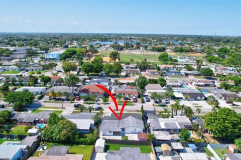 House in Hialeah, Florida 4 bedrooms, 228.26 sq.m. № 1786899 - photo 7