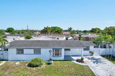 House in Hialeah, Florida 4 bedrooms, 228.26 sq.m. № 1786899 - photo 1