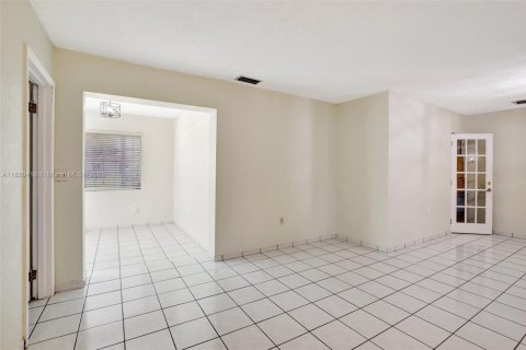 House in Hialeah, Florida 4 bedrooms, 228.26 sq.m. № 1786899 - photo 10